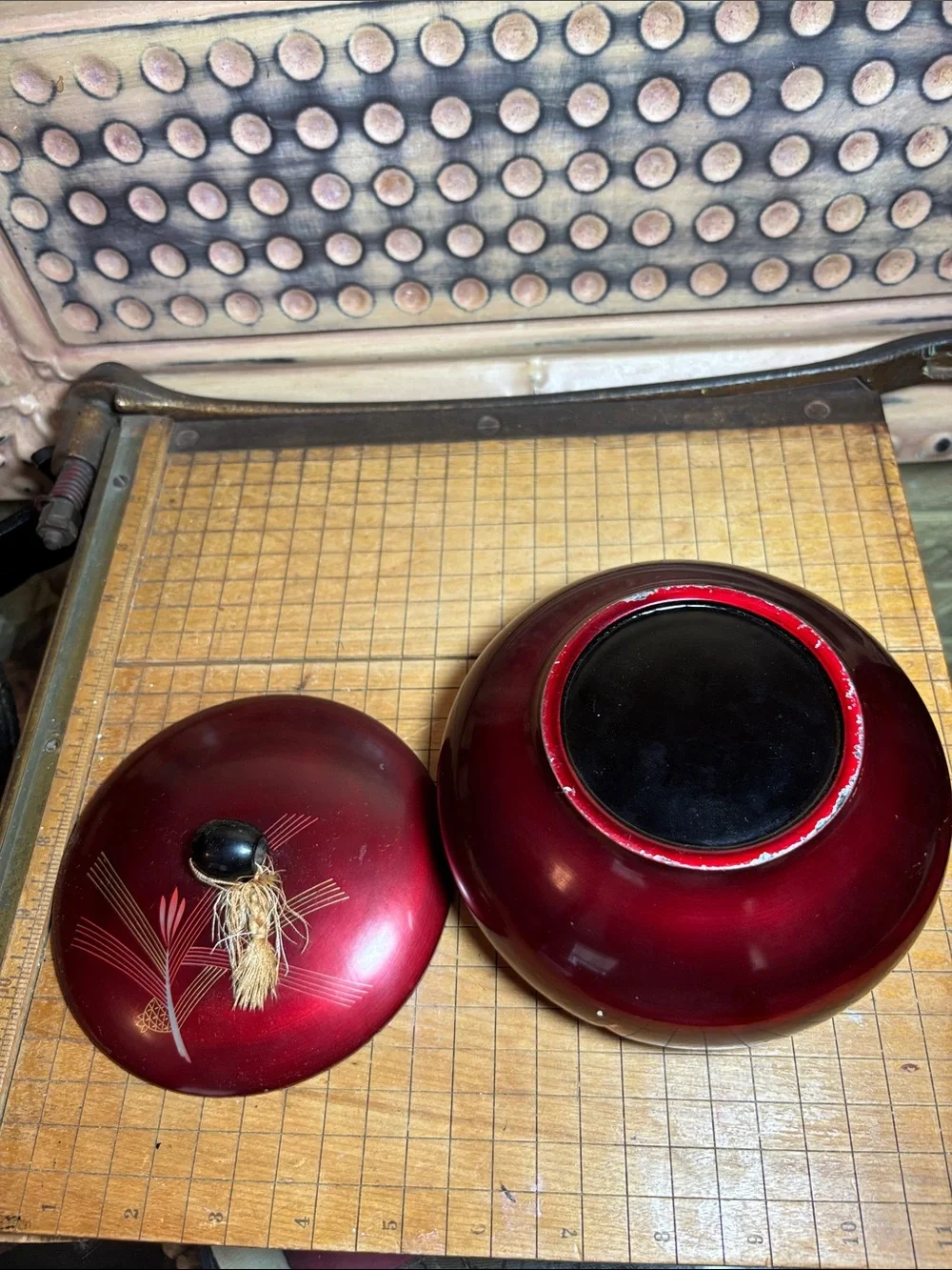 Meito Japan Porcelain Set 3 Shallow Bowls, 1 Sm Plate, Burgundy Lacquerware Box
